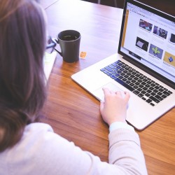 Frau im Büro am Computer