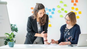 Valeria Tartaglia und Stephanie Holmes von YNovation bei einer Strategiebesprechung