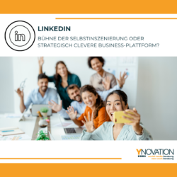 Ein Team von Kollegen macht im Büro ein Selfie mit dem Handy.