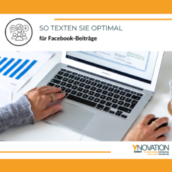 Eine Frau schreibt auf dem Laptop einen Beitrag für Facebook.