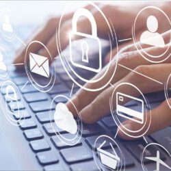 Zwei Hände tippen auf einer Laptop-Tastatur