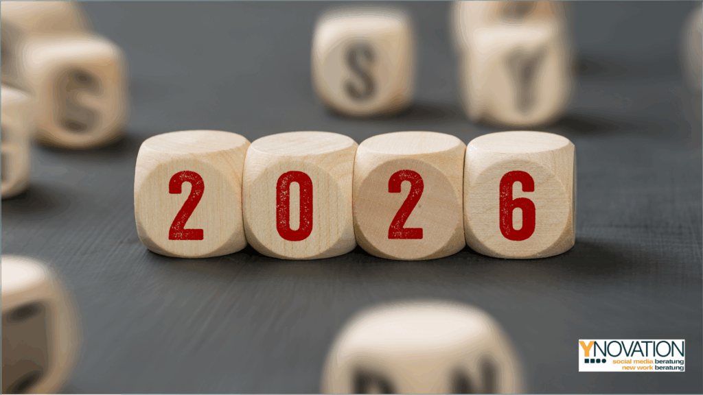 Vier Scrabble-Würfel bilden zusammen die Jahreszahl 2026.